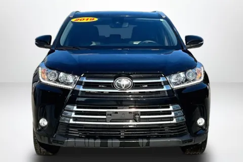 Photos of 2019 Toyota Highlander SE for sale in Spring Lake, MI at Lakeside Automotive Group