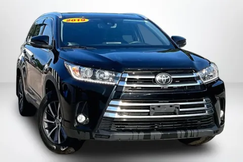 Another view of 2019 Toyota Highlander SE for sale in Spring Lake, MI at Lakeside Automotive Group