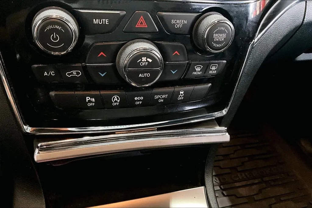Jeep Grand Cherokee photo 15
