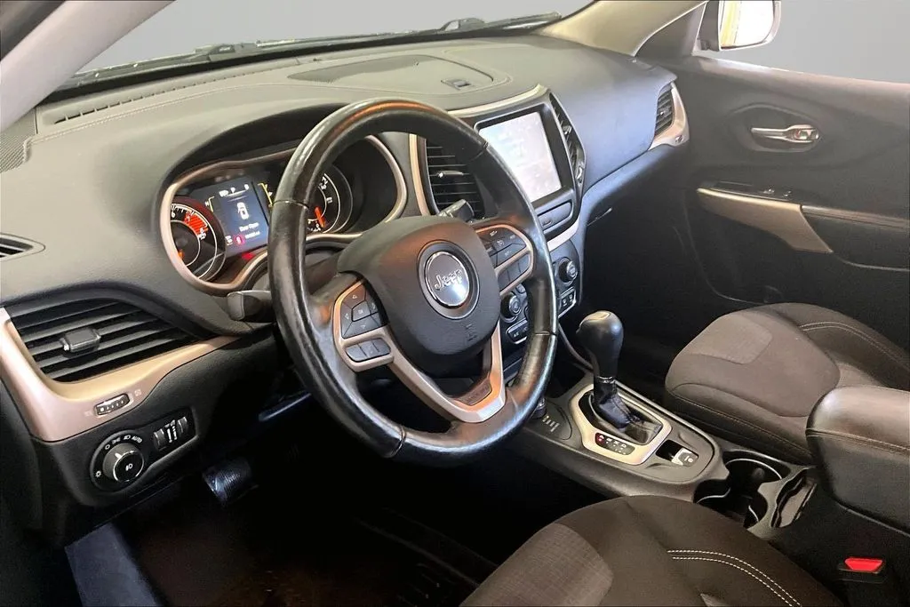 Jeep Cherokee photo 17