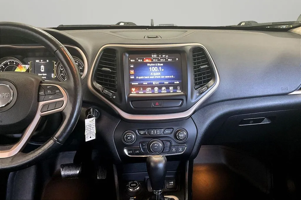 Jeep Cherokee photo 9