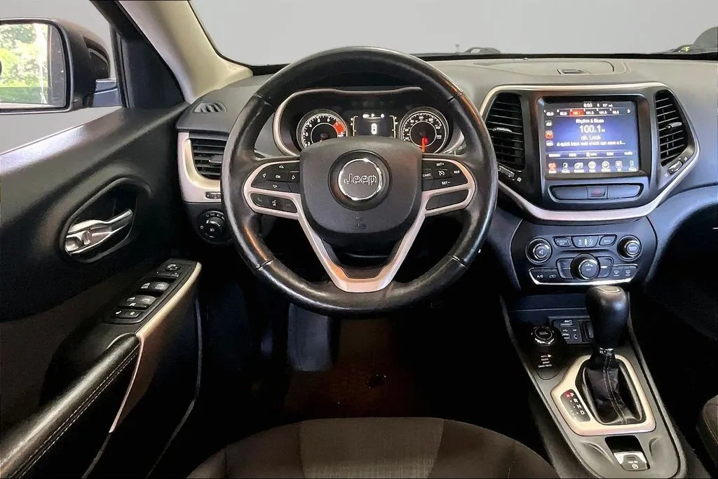 Jeep Cherokee photo 8