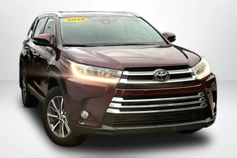 Another view of 2019 Toyota Highlander SE for sale in Spring Lake, MI at Lakeside Automotive Group