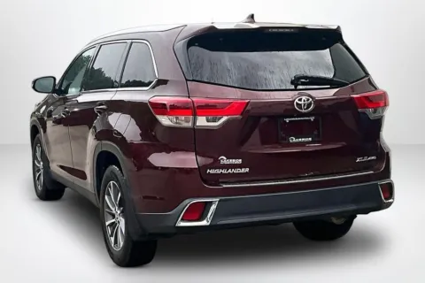 More photos of 2019 Toyota Highlander SE at Lakeside Automotive Group, MI