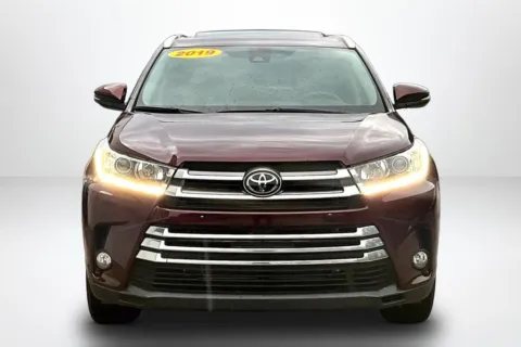Photos of 2019 Toyota Highlander SE for sale in Spring Lake, MI at Lakeside Automotive Group