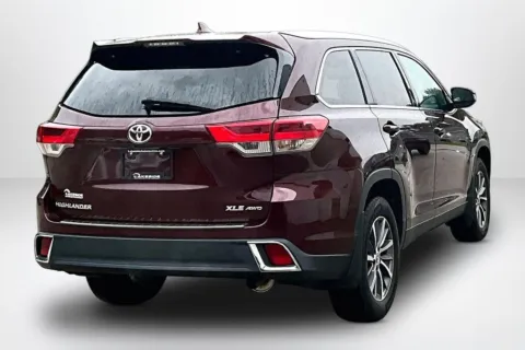 More photos of 2019 Toyota Highlander SE at Lakeside Automotive Group, MI