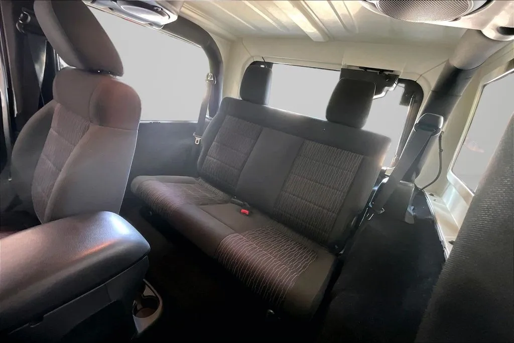 Jeep Wrangler photo 19