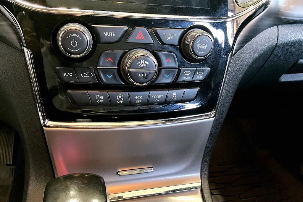 Jeep Grand Cherokee photo 15