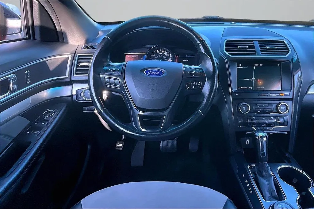 Ford Explorer photo 8