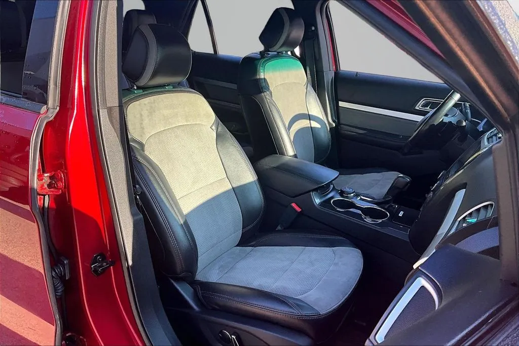 Ford Explorer photo 30