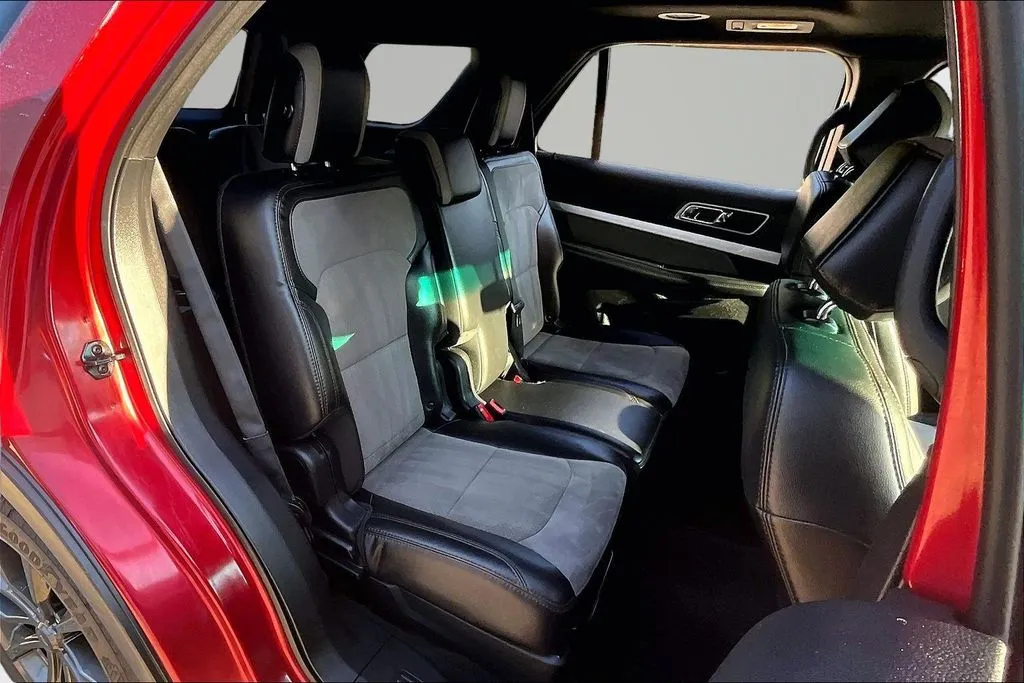 Ford Explorer photo 25