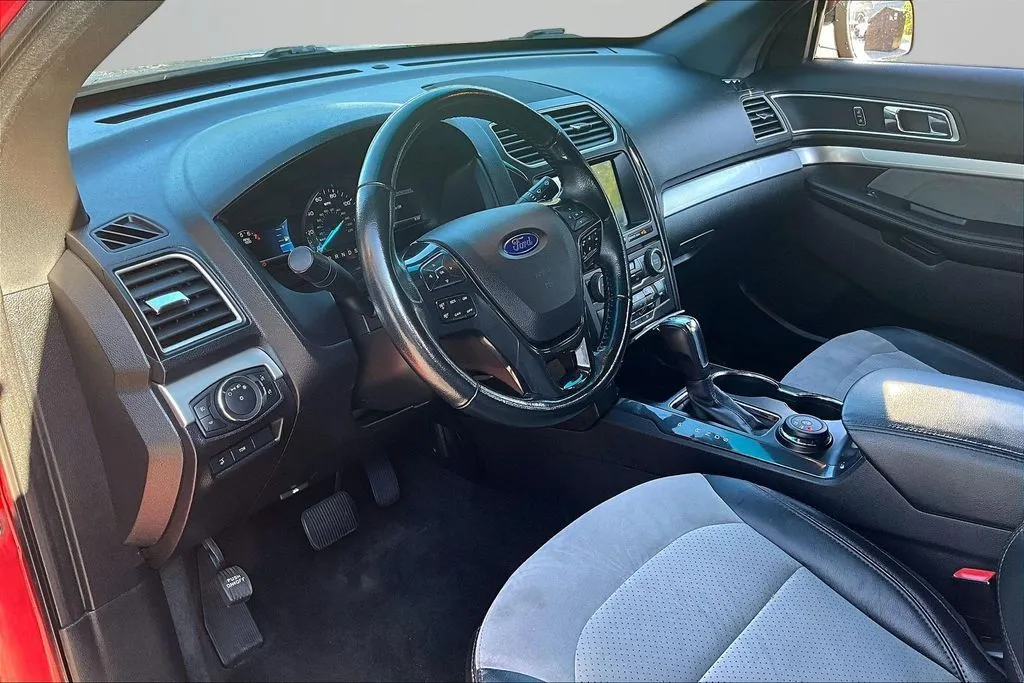 Ford Explorer photo 17