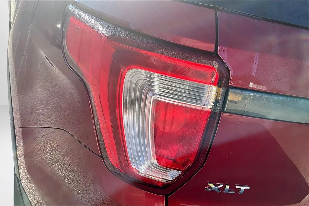 Ford Explorer photo 23