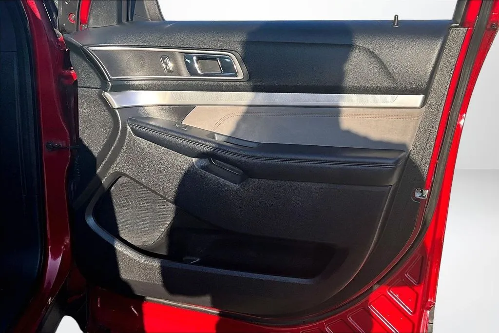 Ford Explorer photo 29