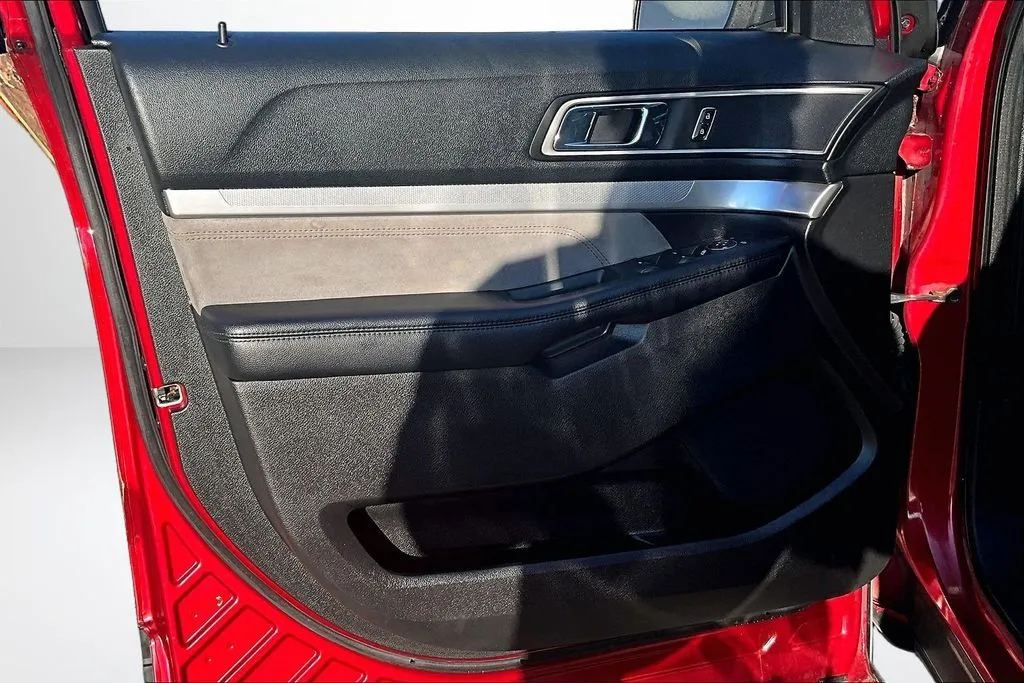 Ford Explorer photo 20