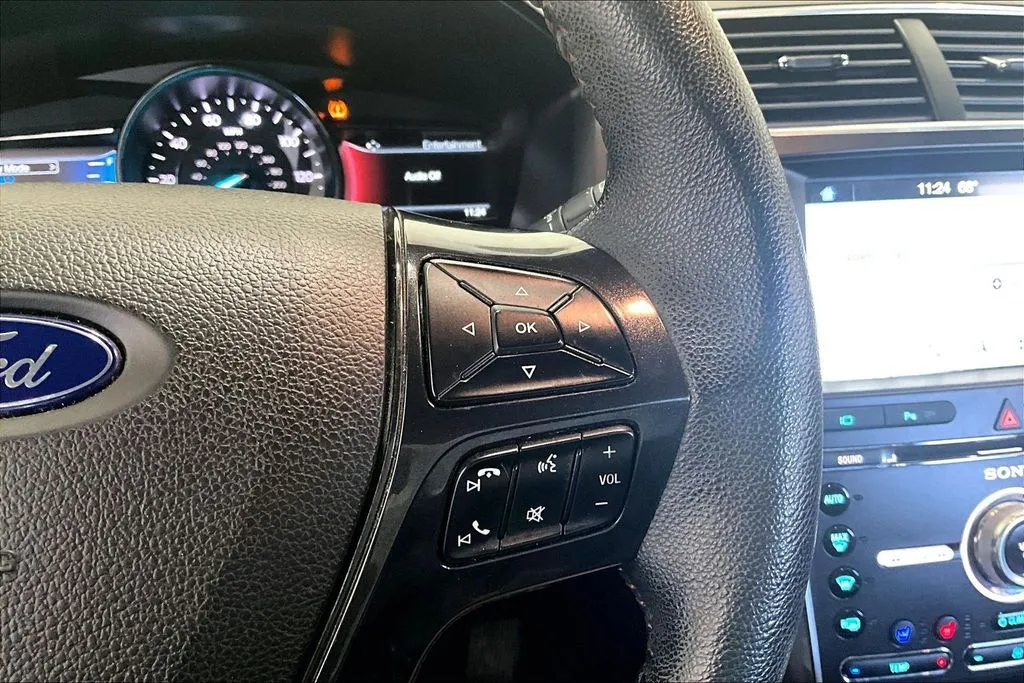Ford Explorer photo 12