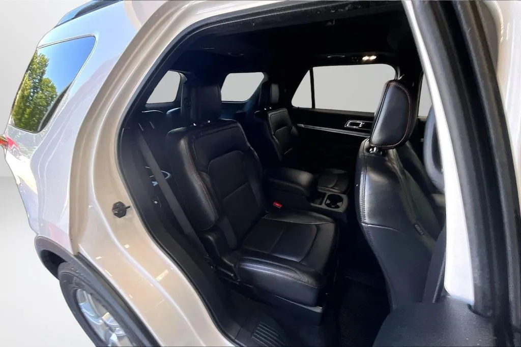 Ford Explorer photo 25