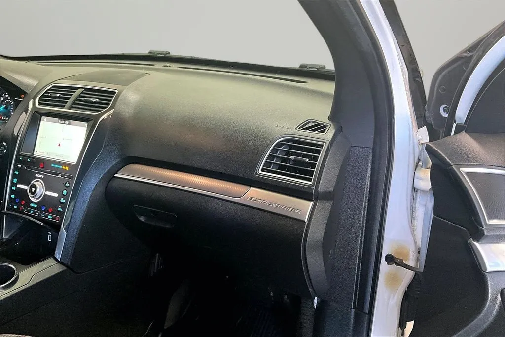 Ford Explorer photo 27