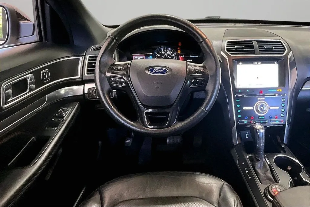 Ford Explorer photo 8