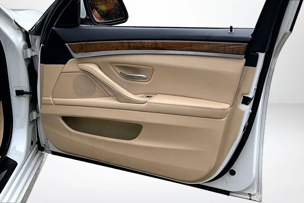 BMW 5 Series photo 26