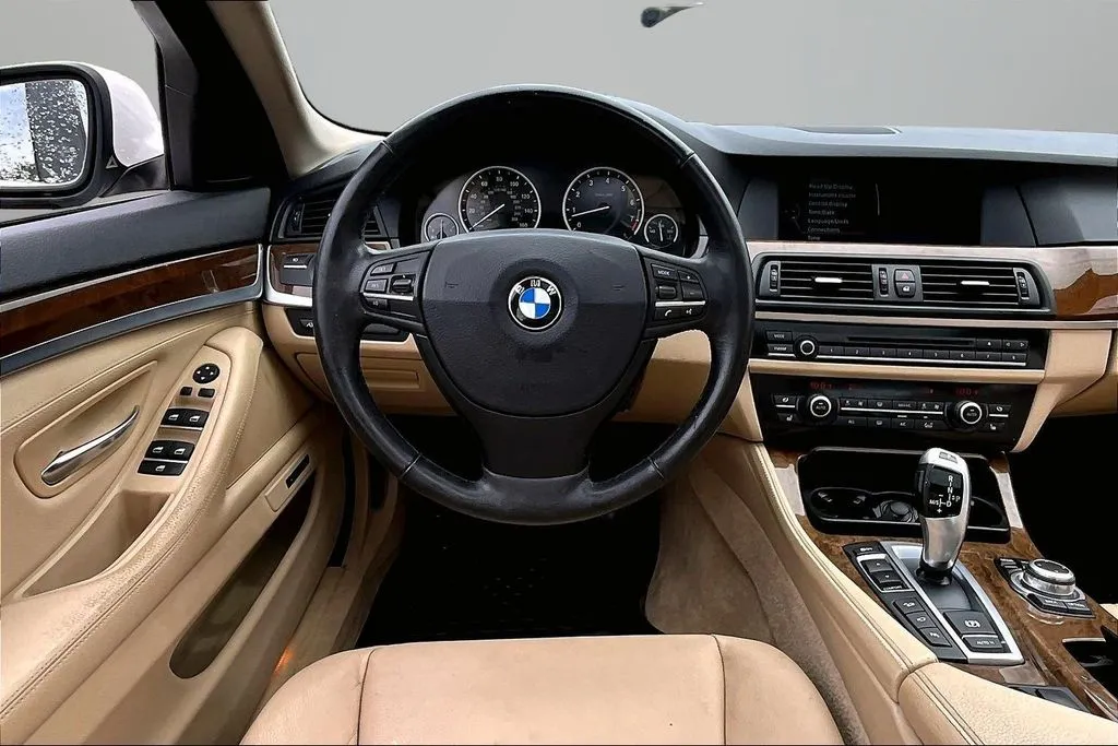 BMW 5 Series photo 8