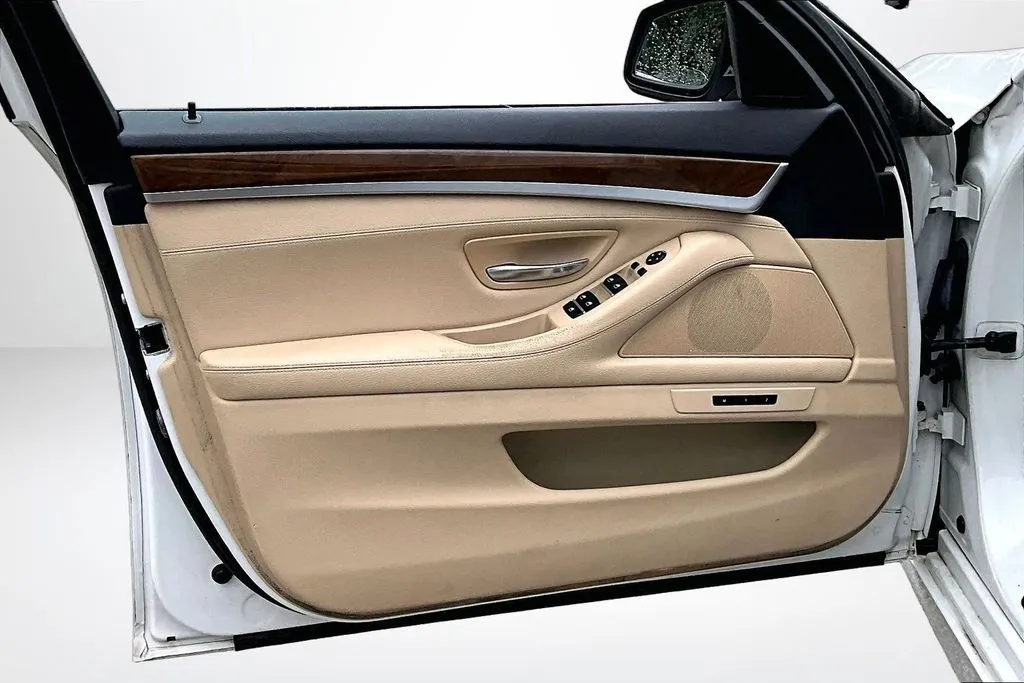 BMW 5 Series photo 18