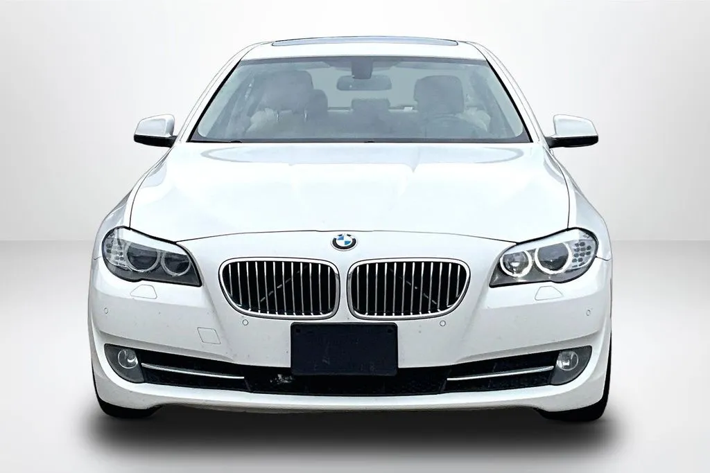 BMW 5 Series photo 2