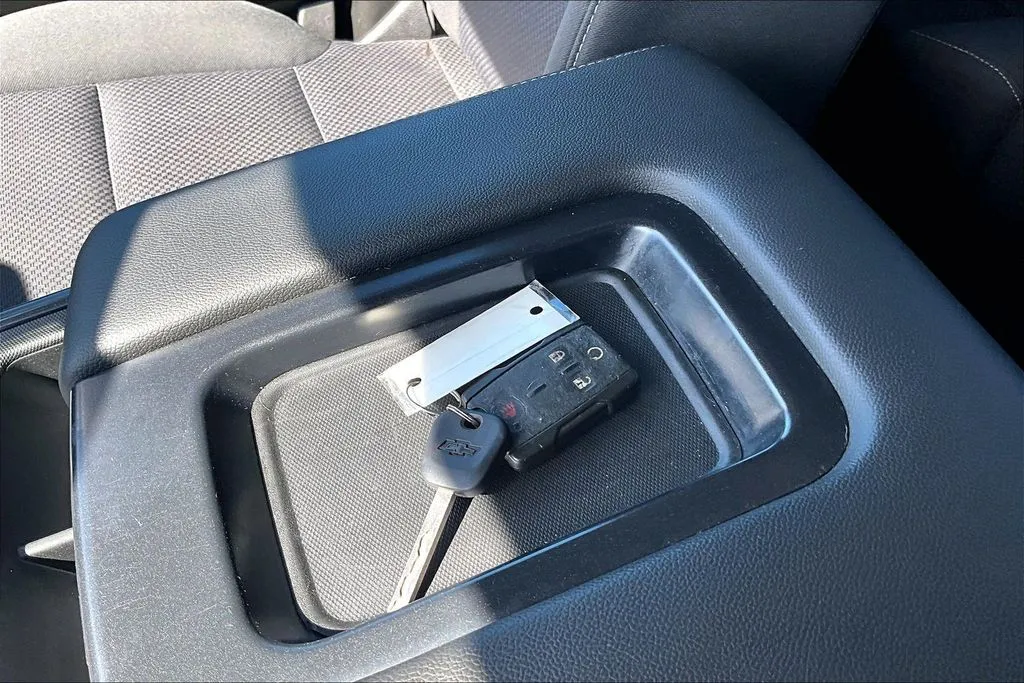 Chevrolet Silverado photo 33