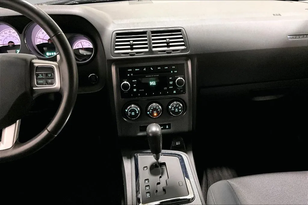 Dodge Challenger photo 9