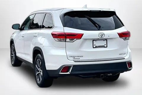 More photos of 2019 Toyota Highlander SE at Lakeside Automotive Group, MI