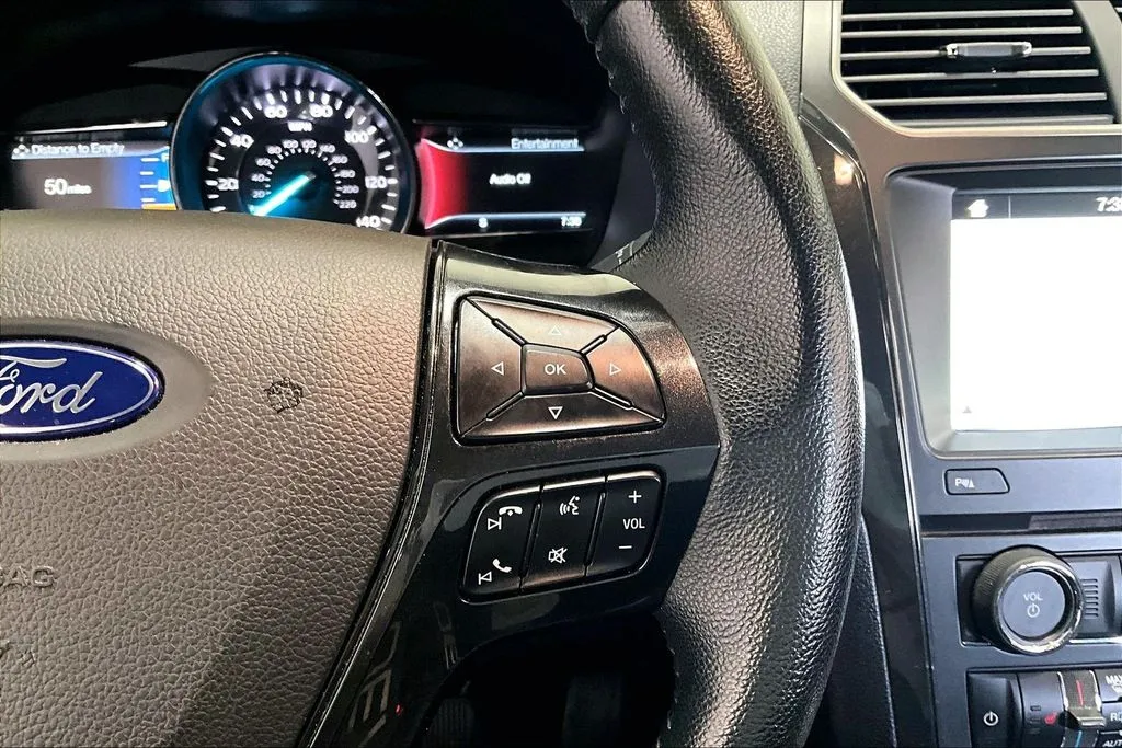 Ford Explorer photo 12