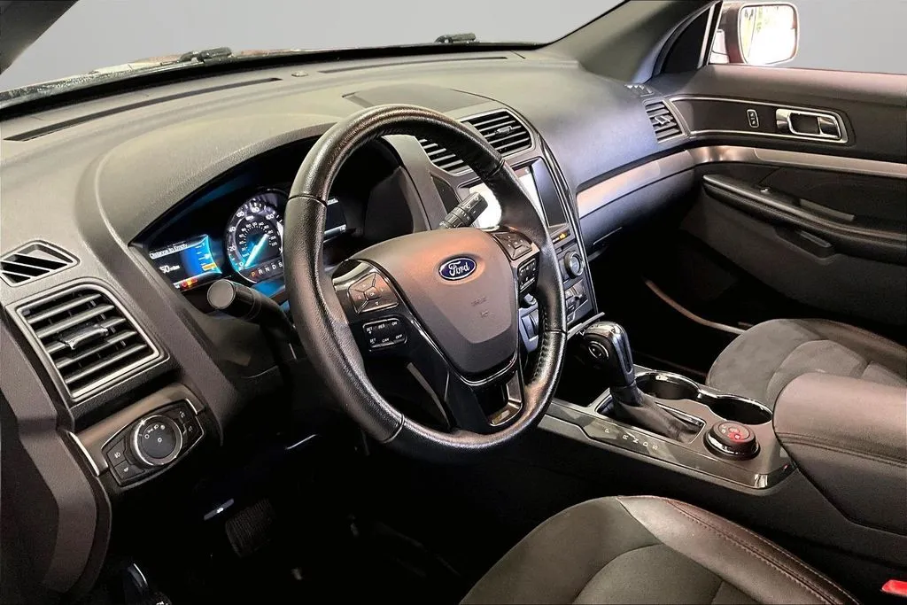 Ford Explorer photo 17