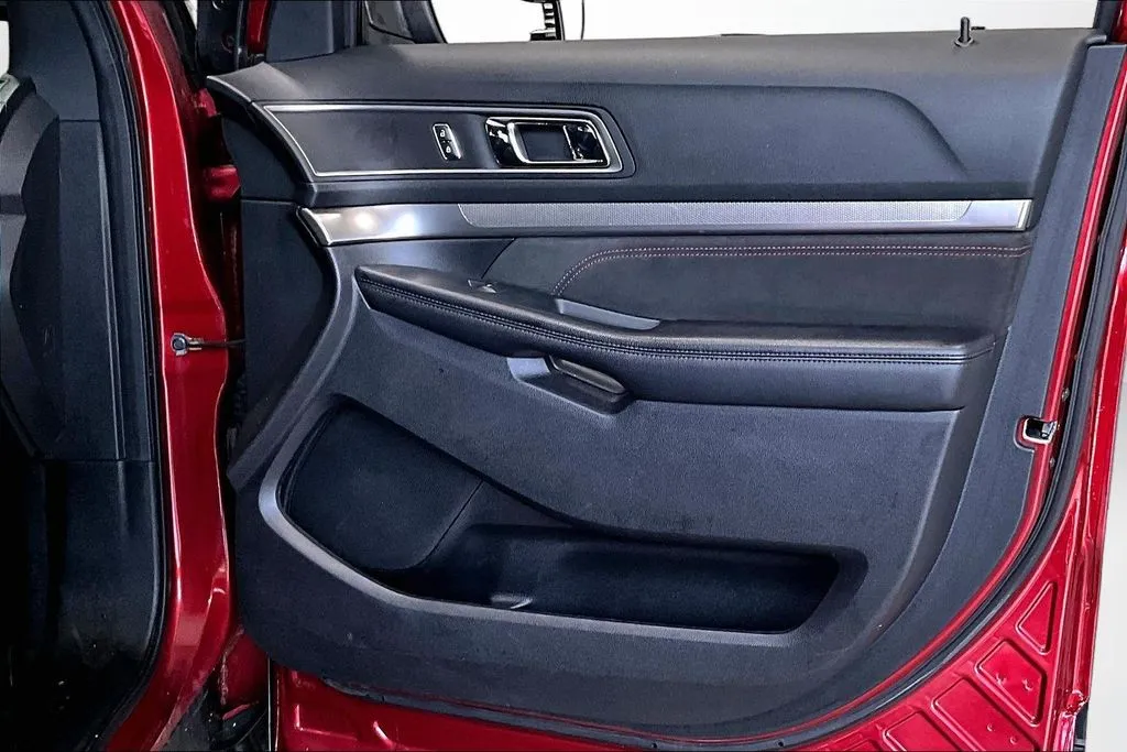 Ford Explorer photo 28