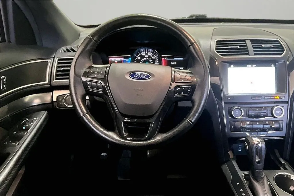 Ford Explorer photo 8