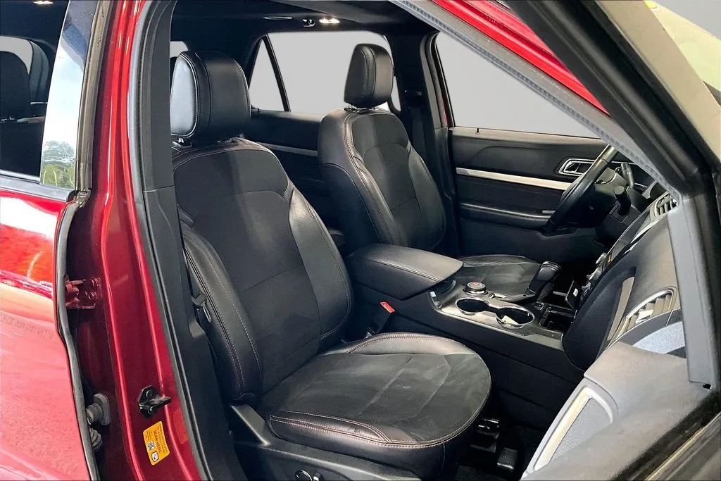 Ford Explorer photo 29