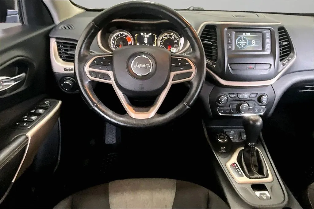 Jeep Cherokee photo 8