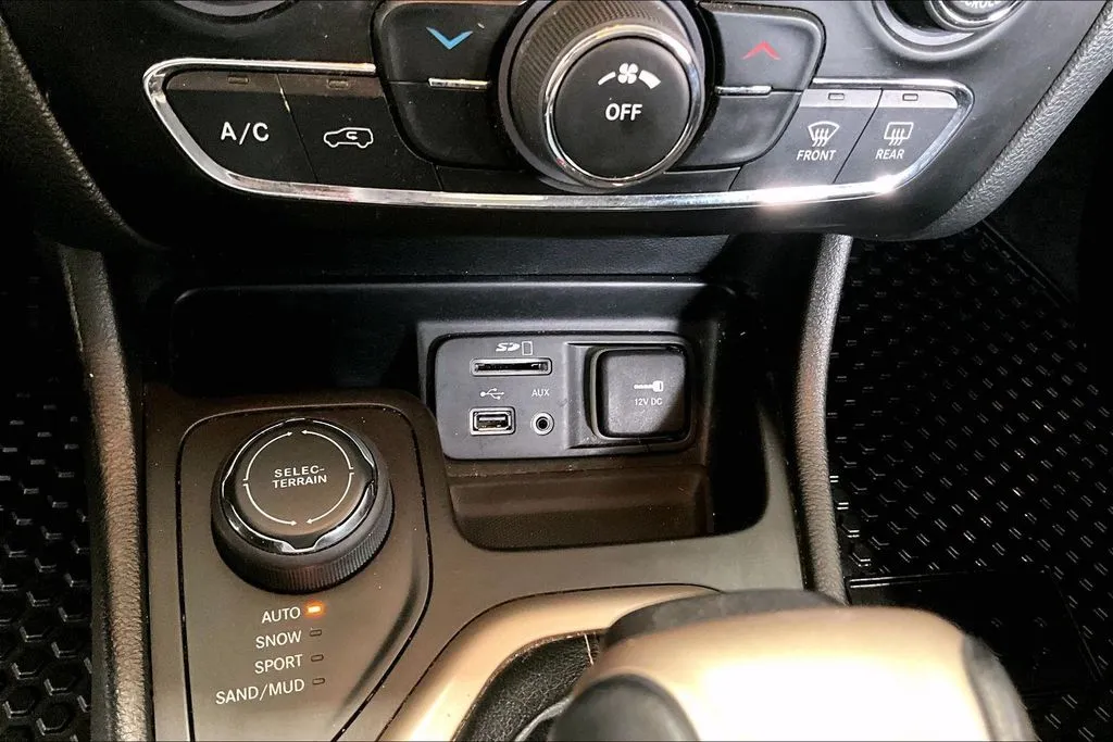 Jeep Cherokee photo 16