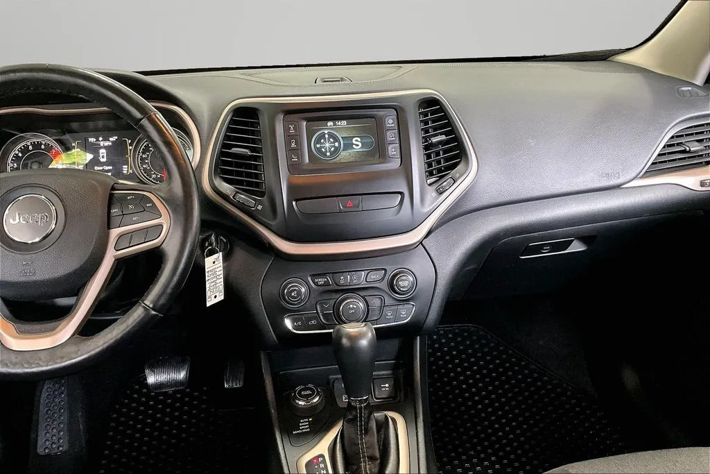 Jeep Cherokee photo 9