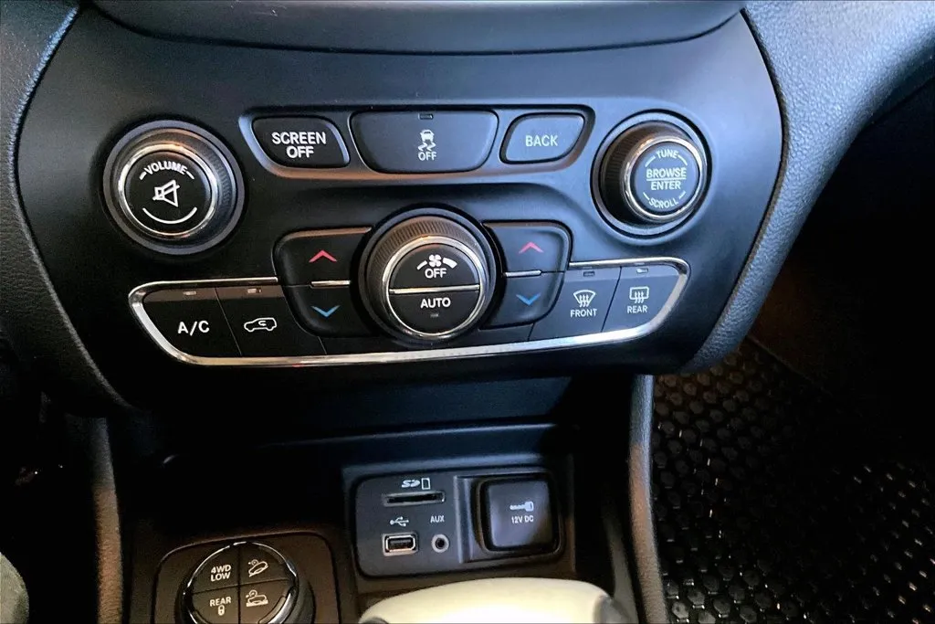 Jeep Cherokee photo 15