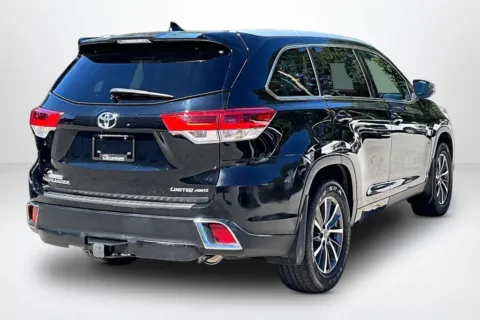 More photos of 2018 Toyota Highlander SE at Lakeside Automotive Group, MI