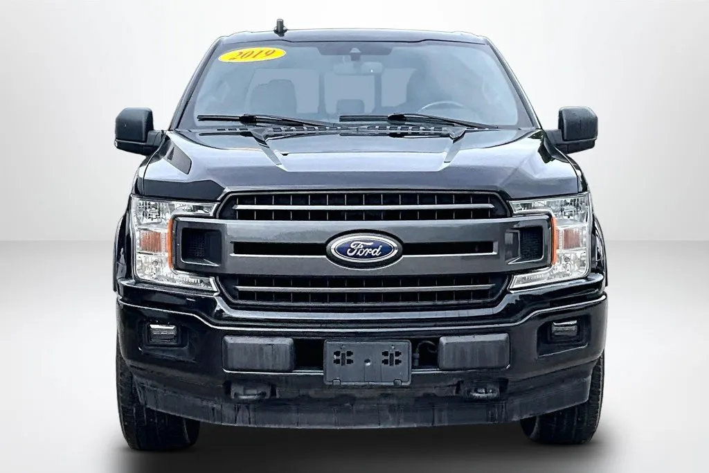 Ford F-150 photo 2