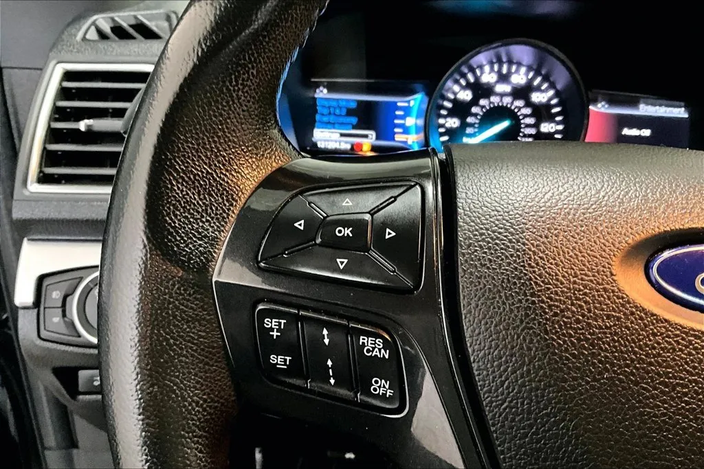 Ford Explorer photo 11