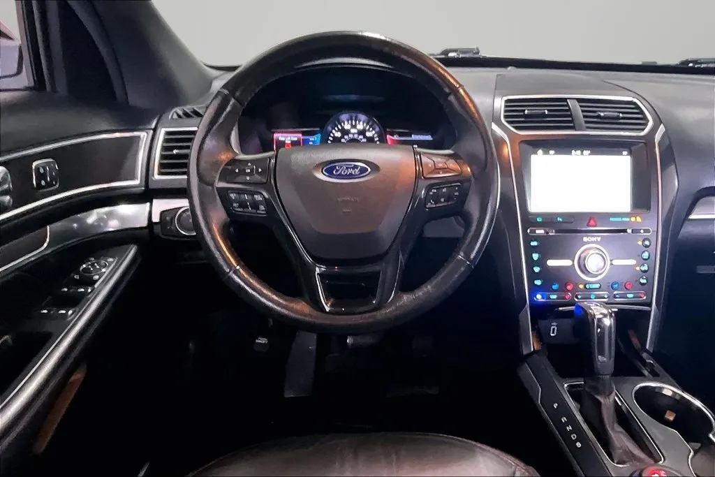 Ford Explorer photo 8