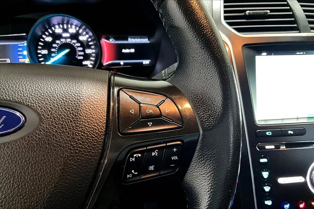 Ford Explorer photo 12