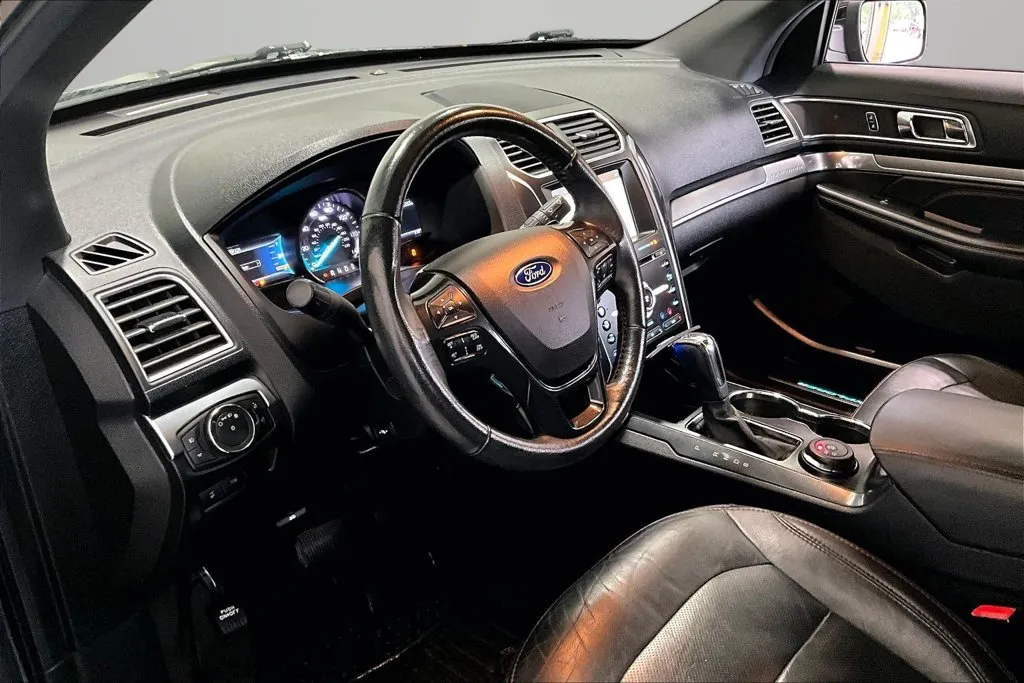 Ford Explorer photo 17