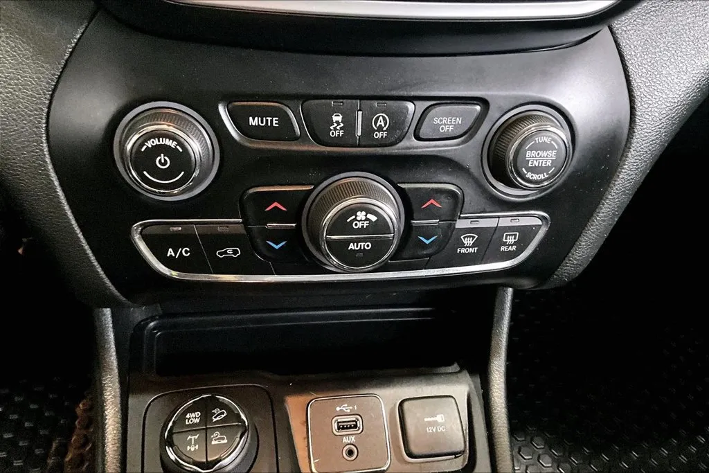 Jeep Cherokee photo 15