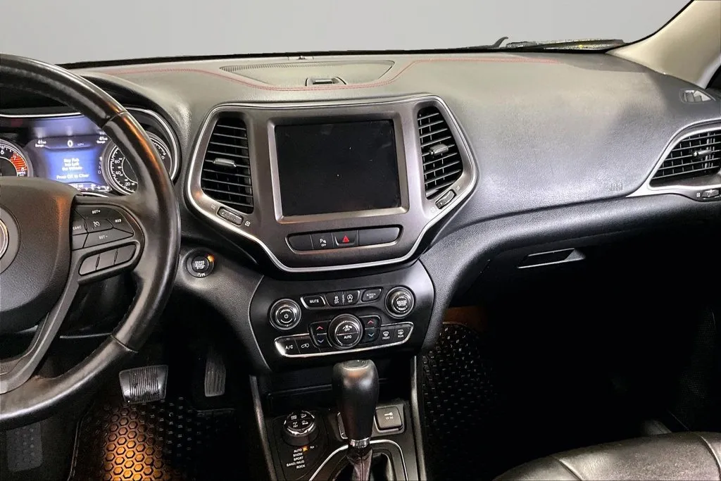 Jeep Cherokee photo 9