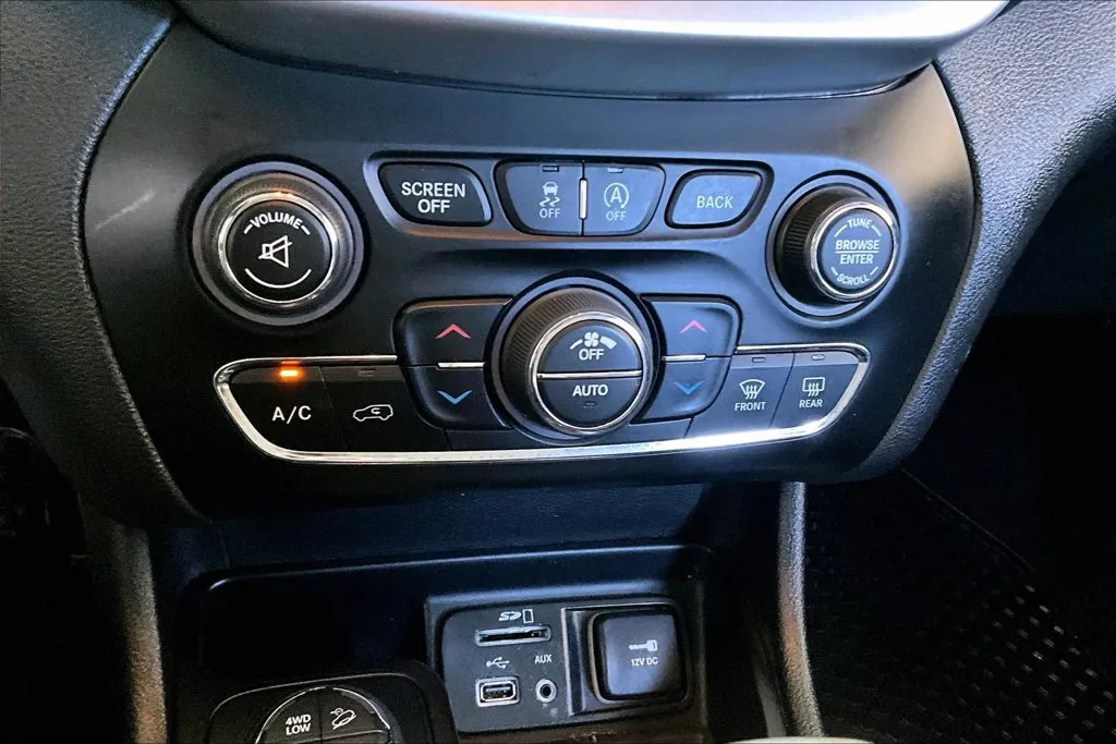Jeep Cherokee photo 15