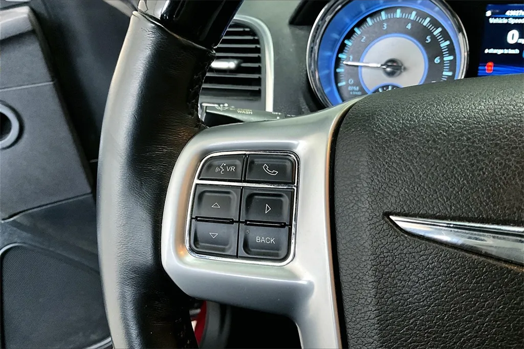 2014 Chrysler 300 C photo 3