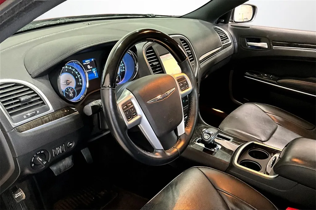 2014 Chrysler 300 C photo 26